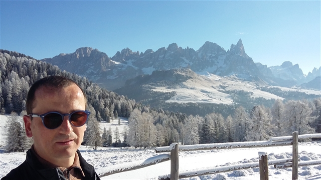 Diego con Monti innevati dietro di se.